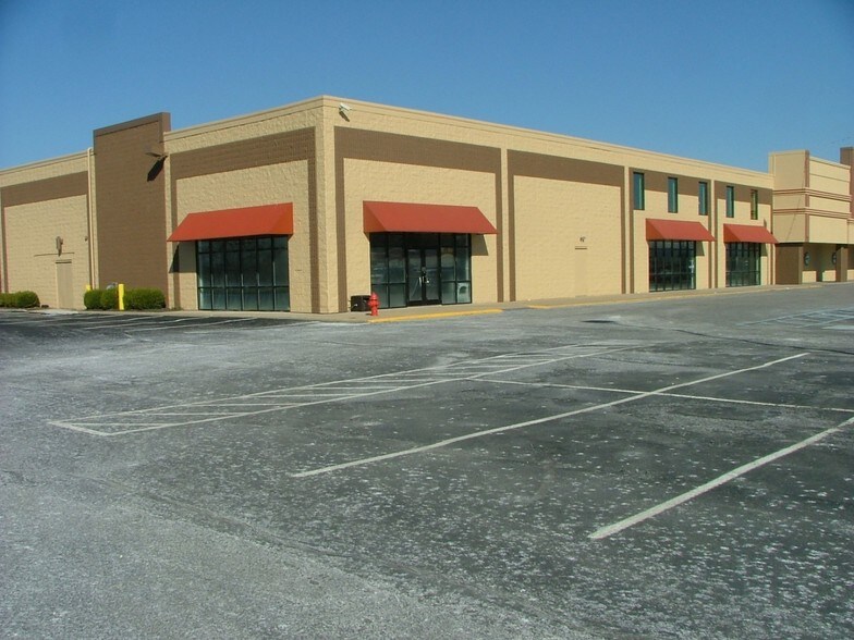 7140 E Washington St, Indianapolis, IN à louer - Photo de l’immeuble – Image 2 sur 5