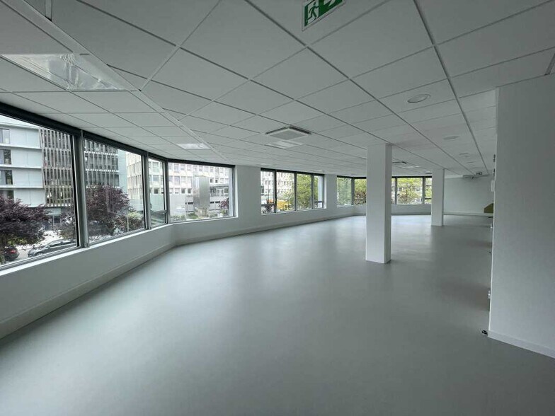 Bureau dans Bruges à louer - Photo de l’immeuble – Image 1 sur 17