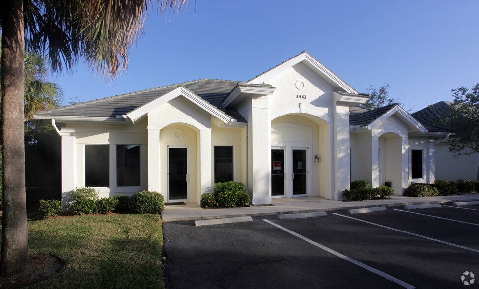 3459 Pine Ridge Rd, Naples, FL à louer - Photo de l’immeuble – Image 3 sur 34