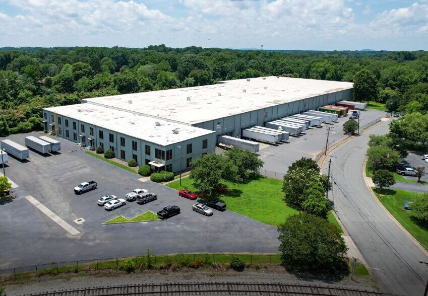 1531 Tar Heel Rd, Charlotte, NC à louer - Photo de l’immeuble – Image 1 sur 5