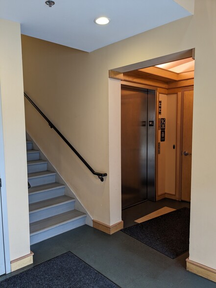 482 Springfield Ave, Summit, NJ à louer - Hall d’entrée – Image 3 sur 3