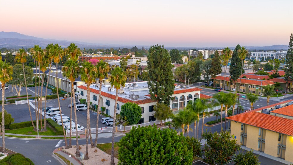 2021 E 4th St, Santa Ana, CA à vendre - Photo de l’immeuble – Image 3 sur 5