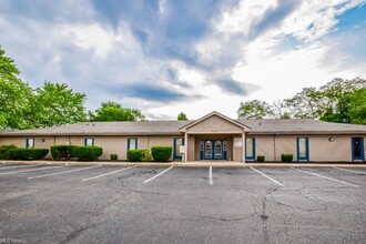 4960 Higbee Ave NW, Canton, OH à louer Photo de l’immeuble– Image 1 sur 2