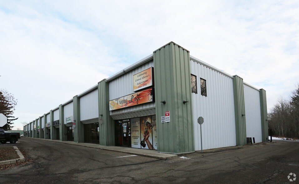 7429 49 Ave, Red Deer, AB à louer - Photo de l’immeuble – Image 1 sur 3