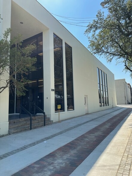231 W Main St, Denison, TX à louer - Photo de l’immeuble – Image 3 sur 18