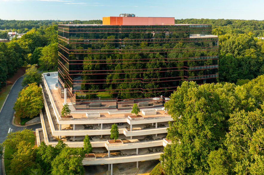 9040 Roswell Rd, Atlanta, GA à louer - Photo de l’immeuble – Image 3 sur 16
