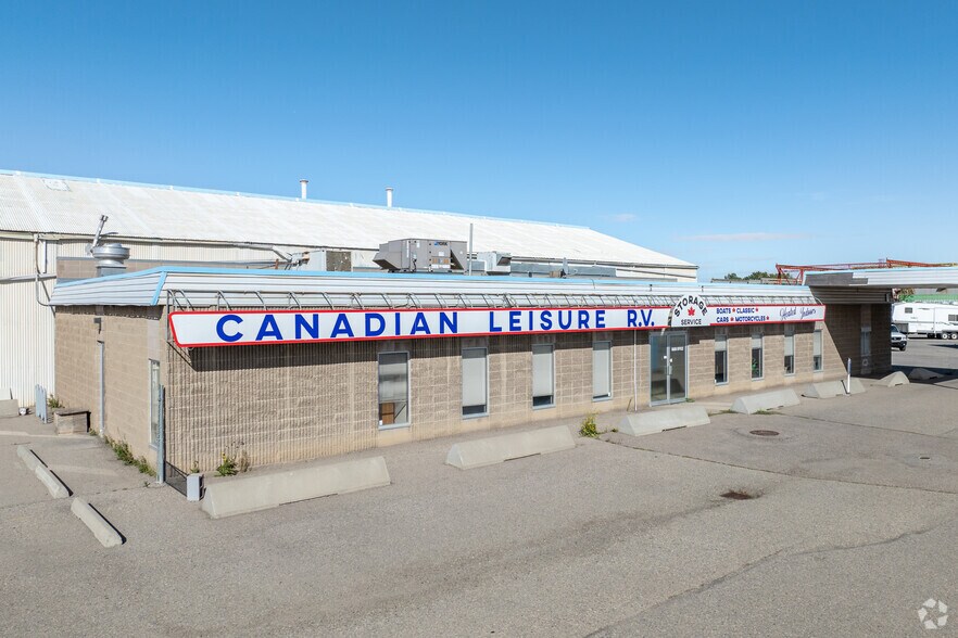 9016 40th St SE, Calgary, AB à louer - Photo de l’immeuble – Image 1 sur 2