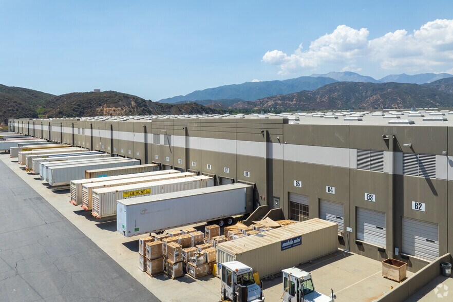 7010 N Cajon Blvd, San Bernardino, CA à louer - Photo de l’immeuble – Image 2 sur 8