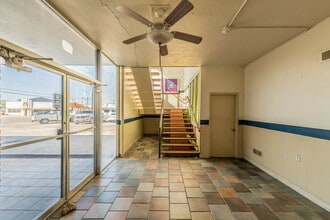 910 Manor Dr, San Antonio, TX à louer Photo de l’immeuble– Image 1 sur 5