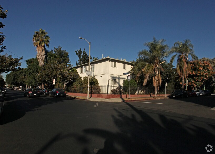 6705 De Longpre Ave, Los Angeles, CA à vendre - Photo principale – Image 1 sur 5