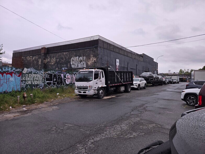 335 Moffat St, Brooklyn, NY à vendre - Photo de l’immeuble – Image 2 sur 16