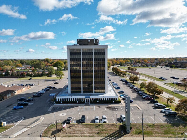 30500 Van Dyke Ave, Warren, MI à louer - Photo de l’immeuble – Image 3 sur 31