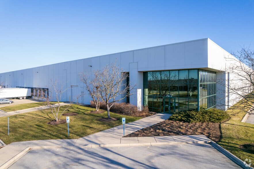 340 W Crossroads Pky, Bolingbrook, IL à louer - Photo principale – Image 1 sur 9