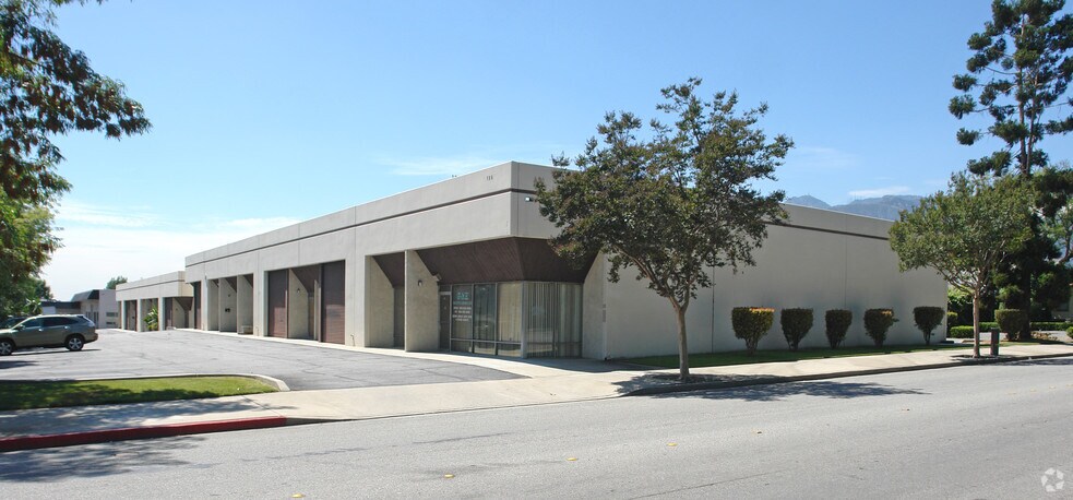 135 E Chestnut Ave, Monrovia, CA à louer - Photo de l’immeuble – Image 1 sur 6