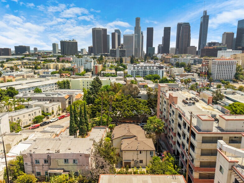 415 Loma Dr, Los Angeles, CA à vendre - Photo de l’immeuble – Image 3 sur 10