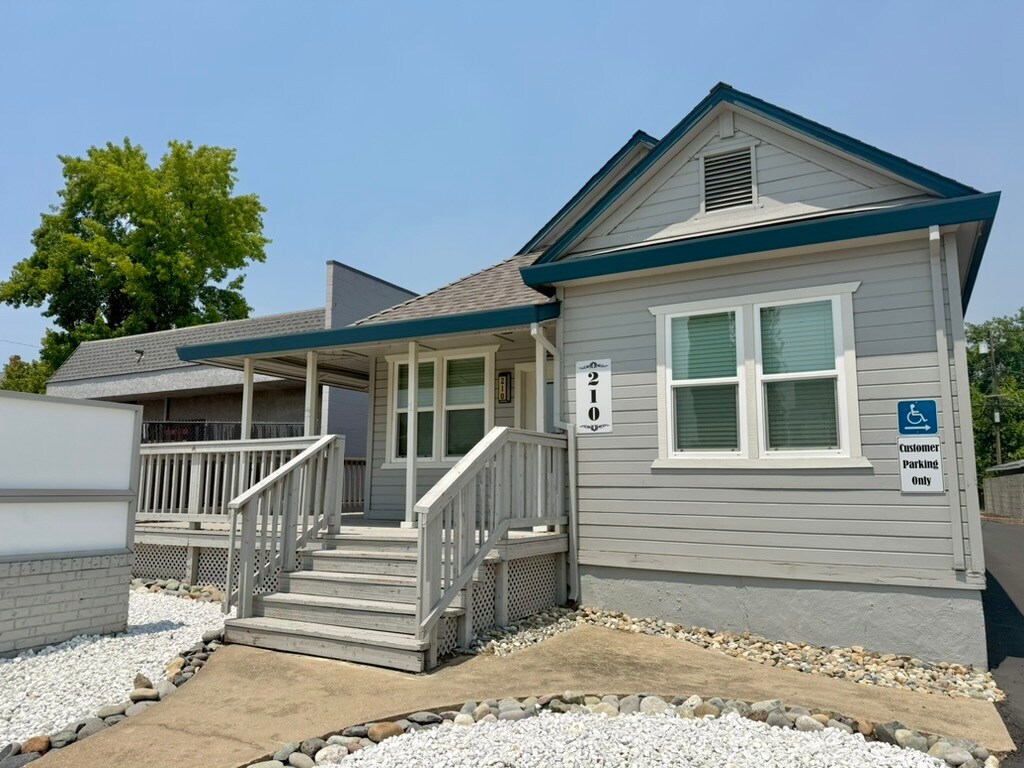210 Grove St, Roseville, CA à louer Photo de l’immeuble– Image 1 sur 3