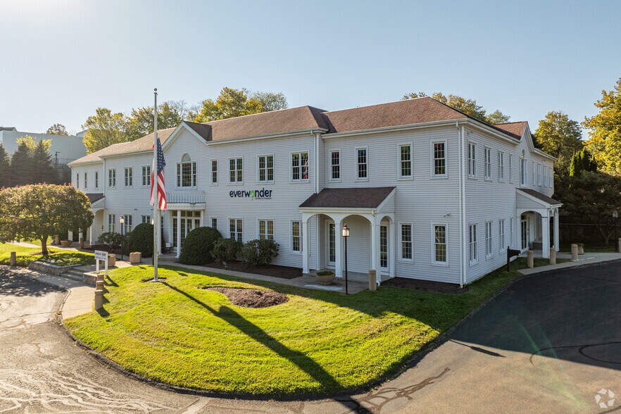 11 Mile Hill Rd, Newtown, CT à vendre - Photo principale – Image 1 sur 1