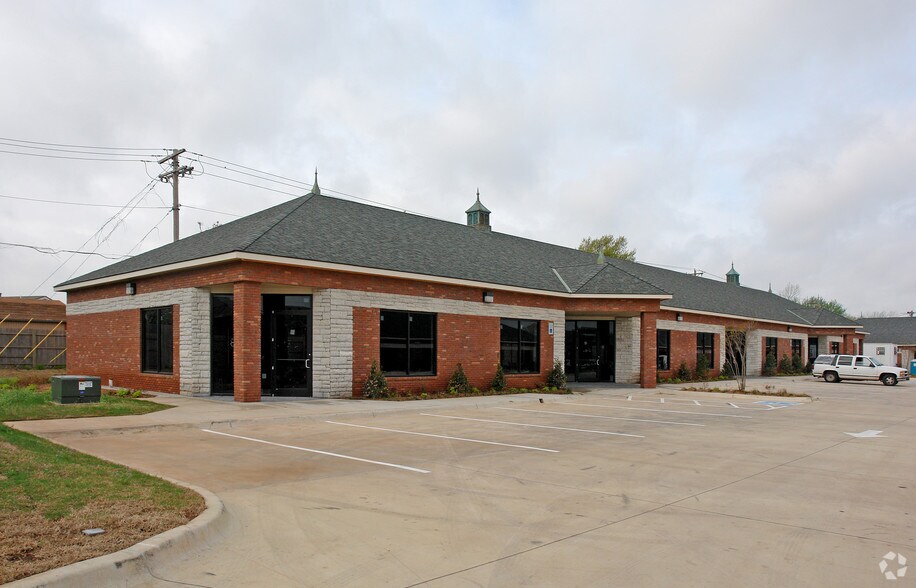 841 S Kelly Ave, Edmond, OK à vendre - Photo de l’immeuble – Image 2 sur 8