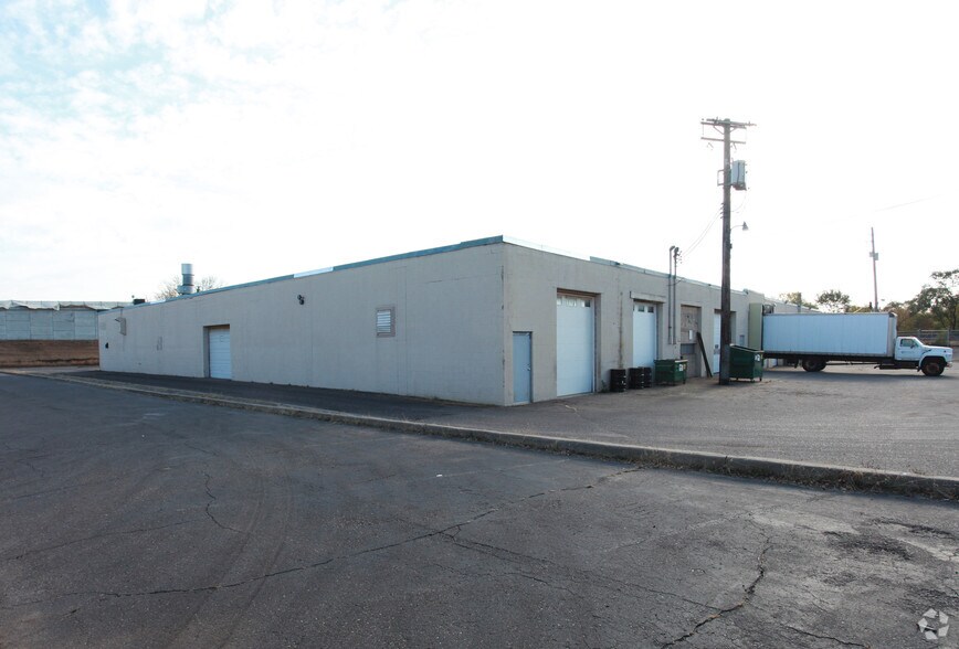 5211 Lakeland Ave N, Crystal, MN à louer - Photo de l’immeuble – Image 2 sur 12