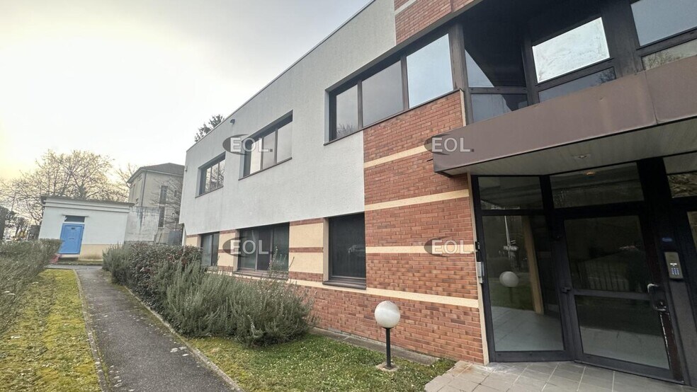 Local d’activités dans Champs-sur-Marne à louer - Photo de l’immeuble – Image 2 sur 15