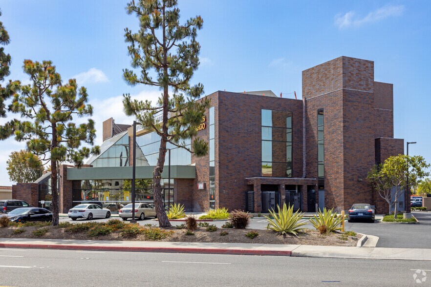 16531 Bolsa Chica St, Huntington Beach, CA à louer - Photo de l’immeuble – Image 3 sur 6