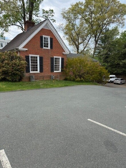 1147 Rose Hill Dr, Charlottesville, VA à vendre - Photo de l’immeuble – Image 3 sur 14