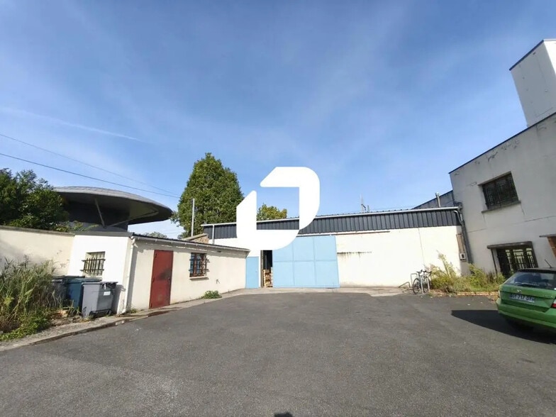 Local d’activités dans Neuilly-Plaisance à louer - Photo de l’immeuble – Image 1 sur 4