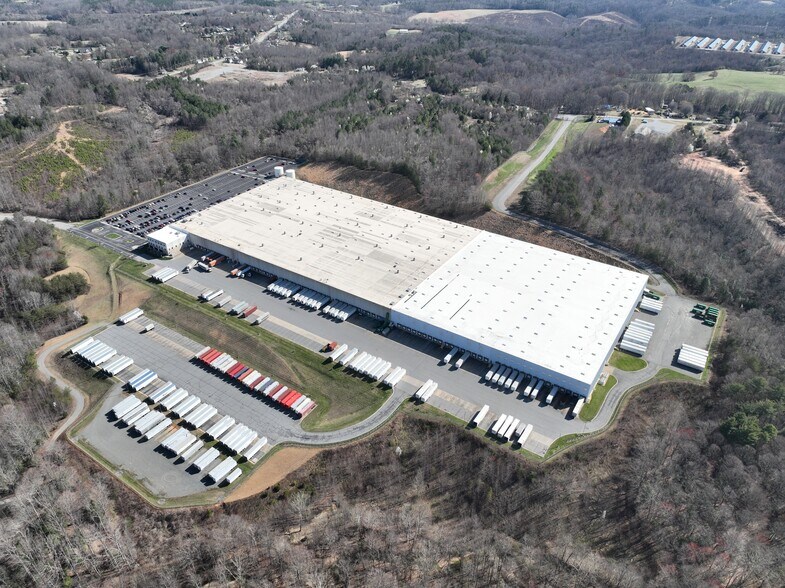 1000 PVH Quality Way, Jonesville, NC à louer - Photo de l’immeuble – Image 2 sur 3