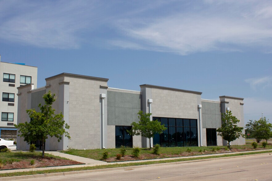 5035 N President George Bush Hwy, Garland, TX à vendre - Photo de l’immeuble – Image 2 sur 8