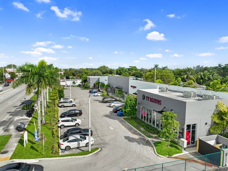 4250 W Hallandale Beach Blvd, Pembroke Park, FL à vendre - Photo de l’immeuble – Image 3 sur 23