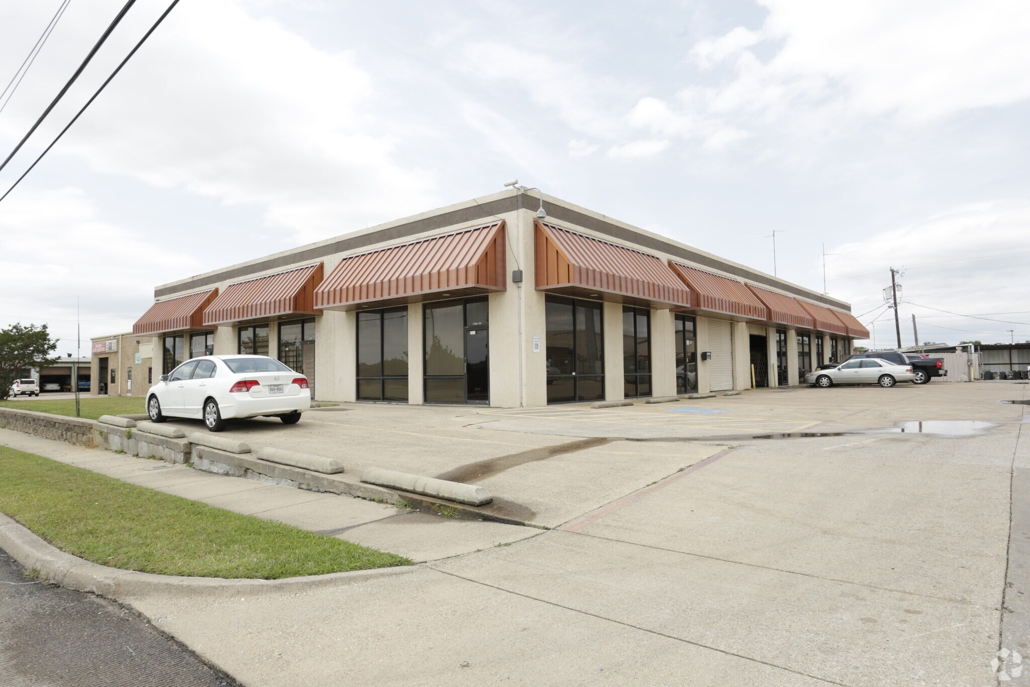 2321 W Arkansas Ln, Pantego, TX à louer Photo principale– Image 1 sur 4