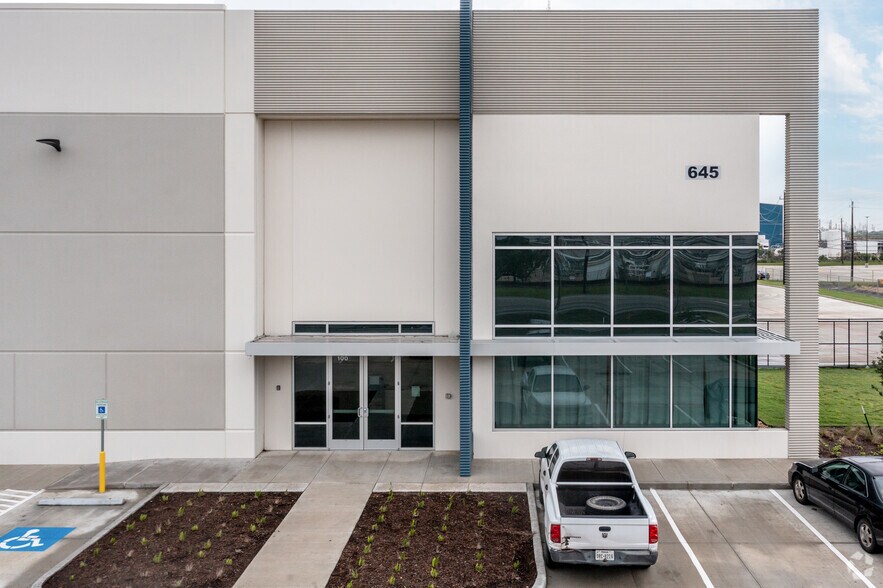 645 Independence Pky, Deer Park, TX à louer - Photo de l’immeuble – Image 3 sur 7