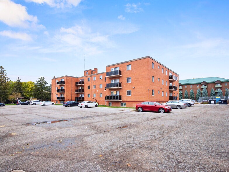 165 Colborne Ave, Richmond Hill, ON à vendre - Photo de l’immeuble – Image 3 sur 12
