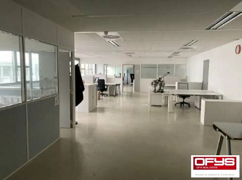 Local d’activités dans Vénissieux à louer - Photo de l’immeuble – Image 3 sur 6