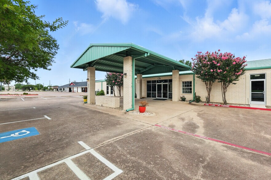 551 Bluebird Ln, Red Oak, TX à vendre - Photo de l’immeuble – Image 3 sur 78