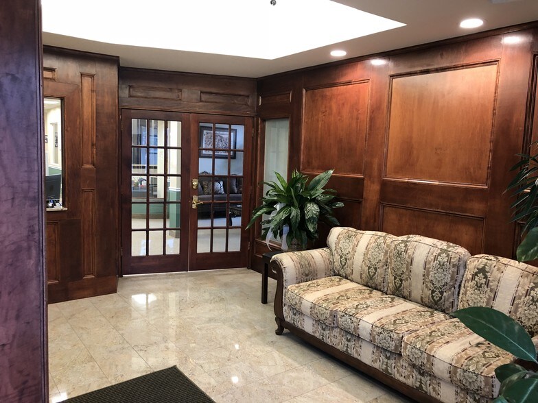 51 E Main St, Smithtown, NY à louer - Hall d’entrée – Image 2 sur 4