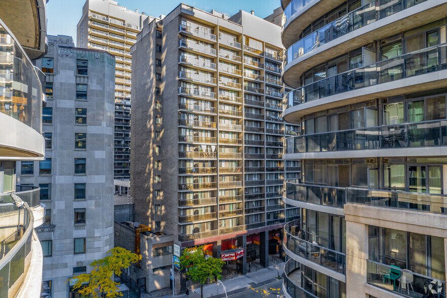 20 Carlton Street, 25 Wood St, Toronto, ON à louer - Photo de l’immeuble – Image 2 sur 30