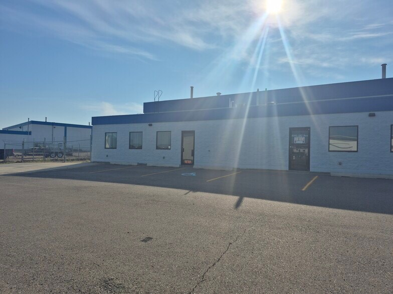 8101 102 Ave, Peace River, AB à louer - Photo de l’immeuble – Image 2 sur 20