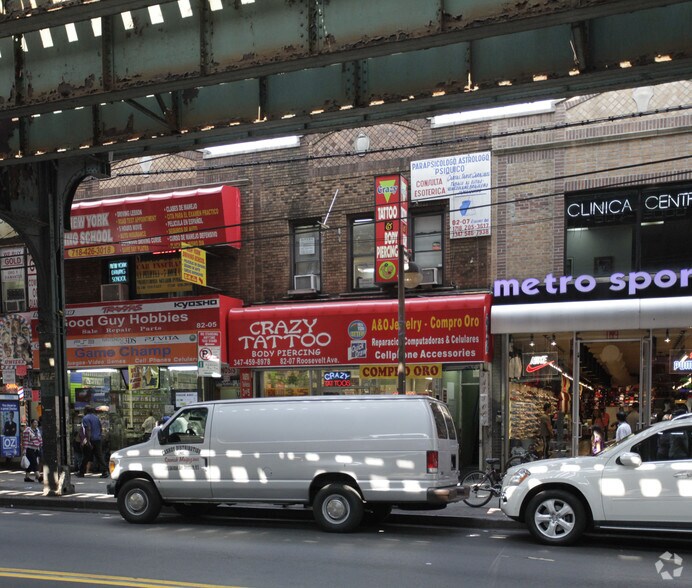 82-07 Roosevelt Ave, Jackson Heights, NY à vendre - Photo principale – Image 1 sur 14