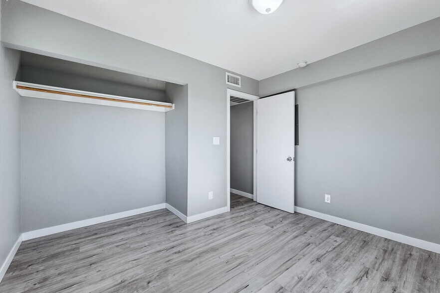 521 Calcaterra Cir, Las Vegas, NV à vendre - Photo de l’immeuble – Image 3 sur 52