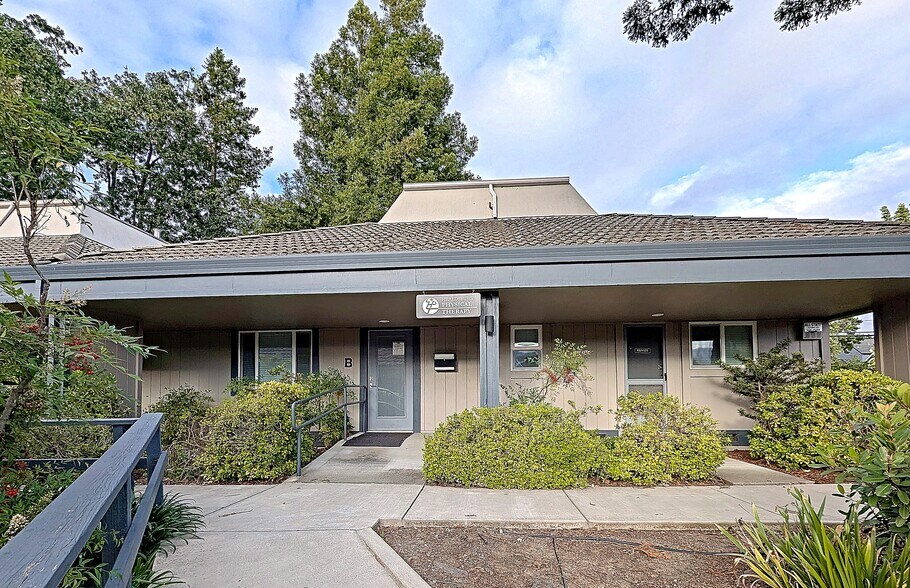 465 March Ave, Healdsburg, CA à louer - Photo de l’immeuble – Image 1 sur 17