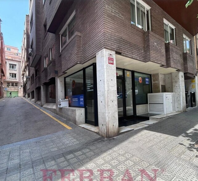 Immeuble residentiel dans Barcelone, Barcelona à vendre - Photo de l’immeuble – Image 2 sur 2