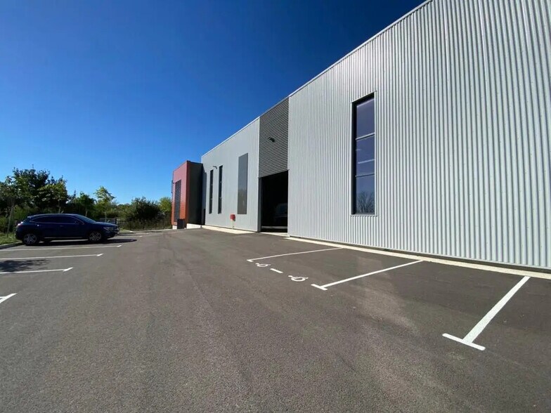 Bureau dans Saint-Quentin-Fallavier à louer - Photo de l’immeuble – Image 3 sur 8