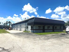 6120 Idlewild St, Fort Myers, FL à louer Photo de l’immeuble– Image 1 sur 4