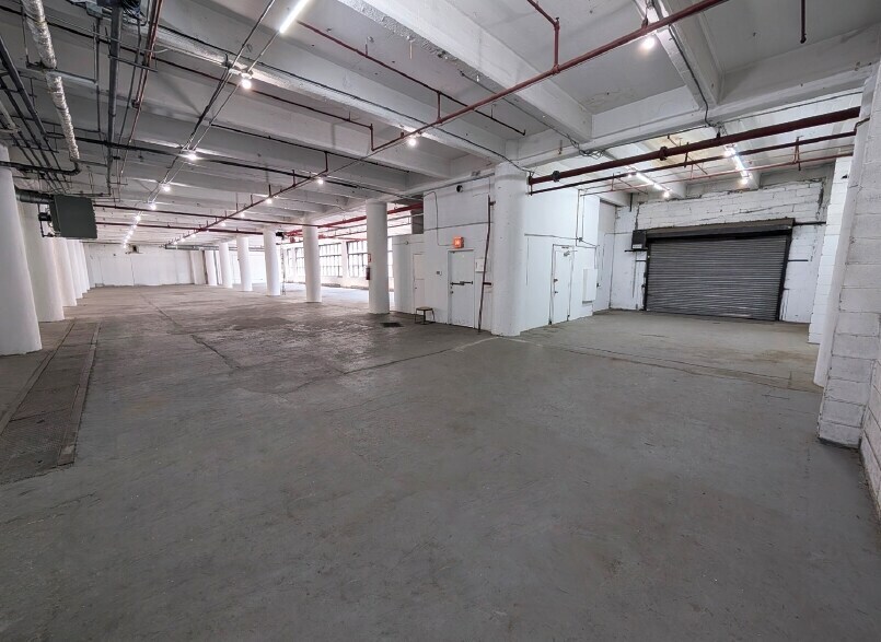 47-32 Austell Pl, Long Island City, NY à louer - Photo de l’immeuble – Image 3 sur 8