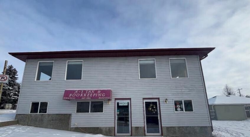 4939 49 St, Rocky Mountain House, AB à vendre - Photo principale – Image 1 sur 2
