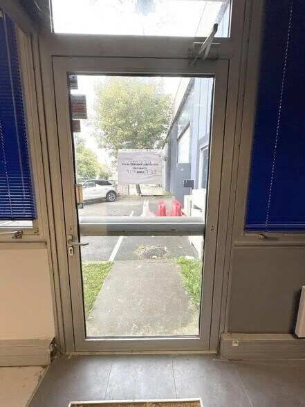 Local d’activités dans Argenteuil à louer - Photo de l’immeuble – Image 3 sur 9