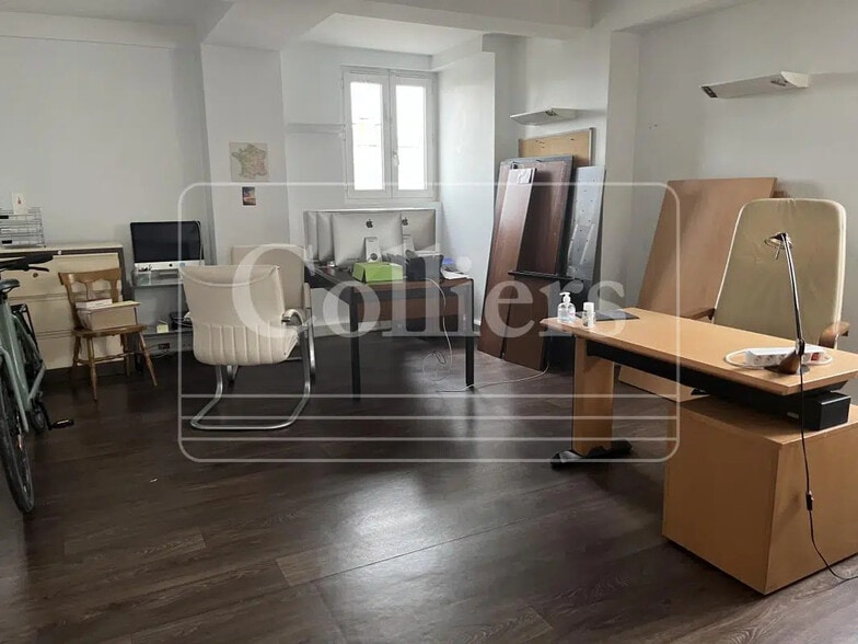 5 Rue La Bruyère, Paris à louer - Photo de l’immeuble – Image 3 sur 3
