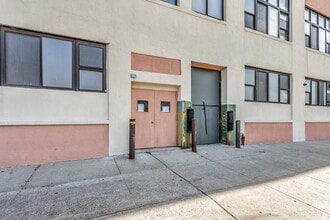 33-01 Queens Blvd, Long Island City, NY à louer Photo de l’immeuble– Image 2 sur 8