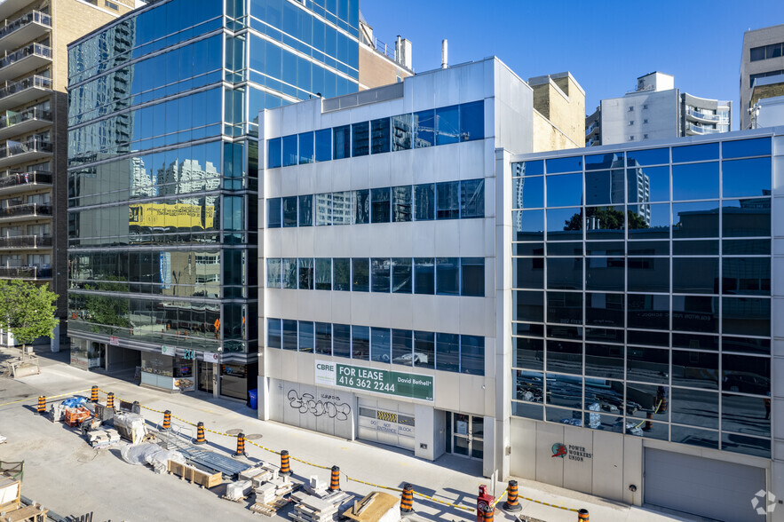 240 Eglinton Ave E, Toronto, ON à louer - Photo de l’immeuble – Image 3 sur 6